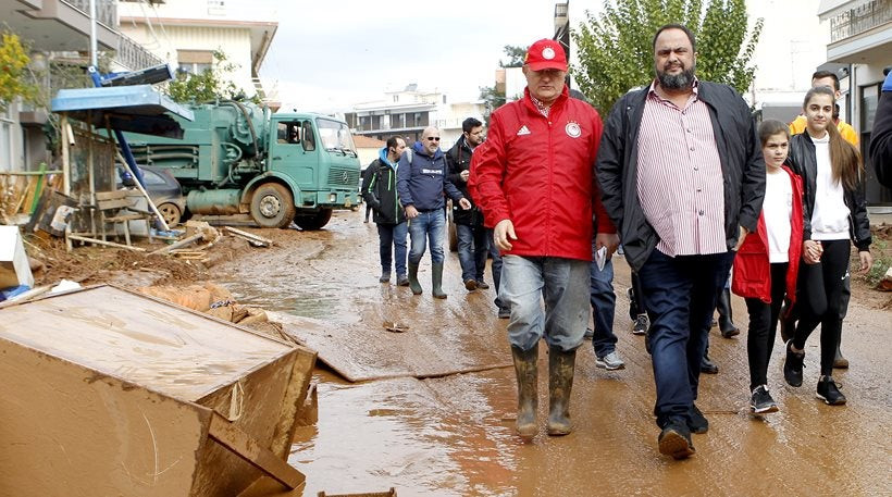 Ο Βαγγέλης Μαρινάκης επισκέφτηκε τους πλημμυροπαθείς στη Μάνδρα (βίντεο)